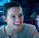 1481113538-daisy-ridley-rey-star-wars-force-awakens-grin.jpg