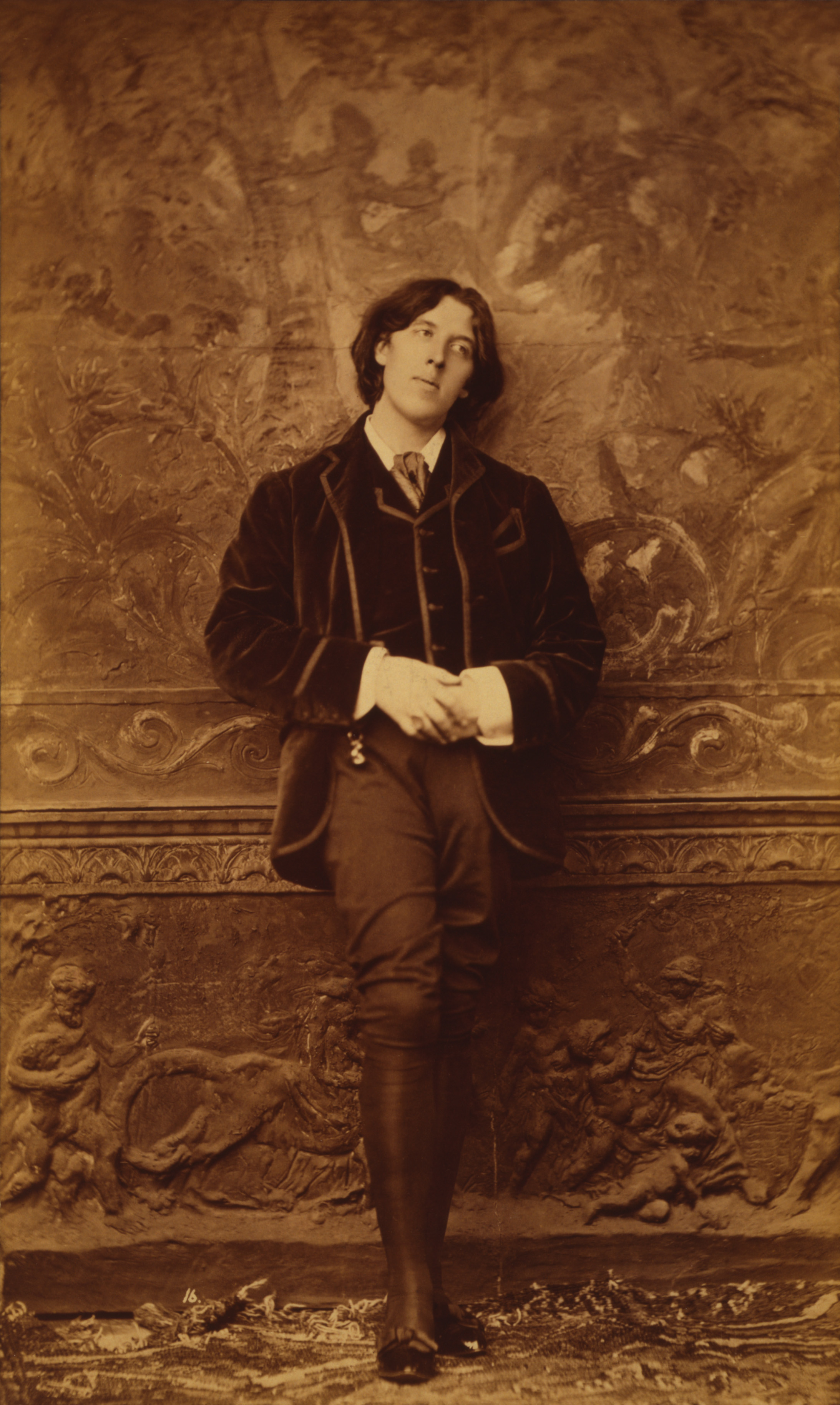 Oscar_Wilde_by_Napoleon_Sarony_3g07099u.jpg