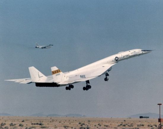 xb70_02.jpg