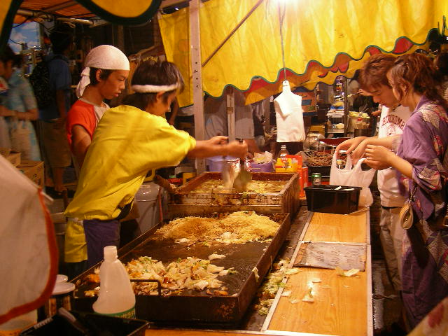 Yakisoba_yatai_%28Fried_noodle_stall%29.jpg