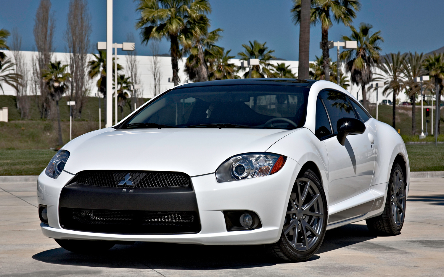 2012-Mitsubishi-Eclipse-SE-front-view.jpg