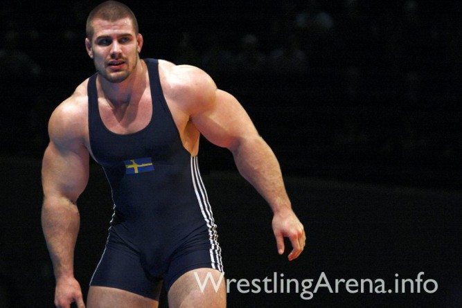 Muscular-Wrestler-667x445.jpg