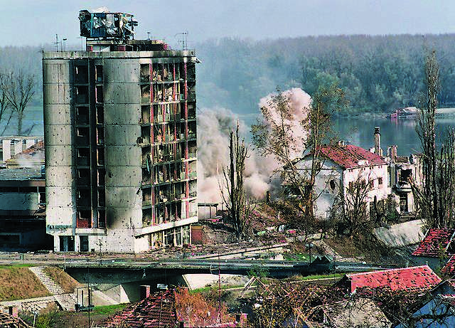 AAFOTKA-br-125-a-Grad-Vukovar-bombardiran-za-vrijeme-Srpske-agresije-1991.-The-City-of-Vukovar-bombed-during-the-Serbian-agression-in-1991.jpg