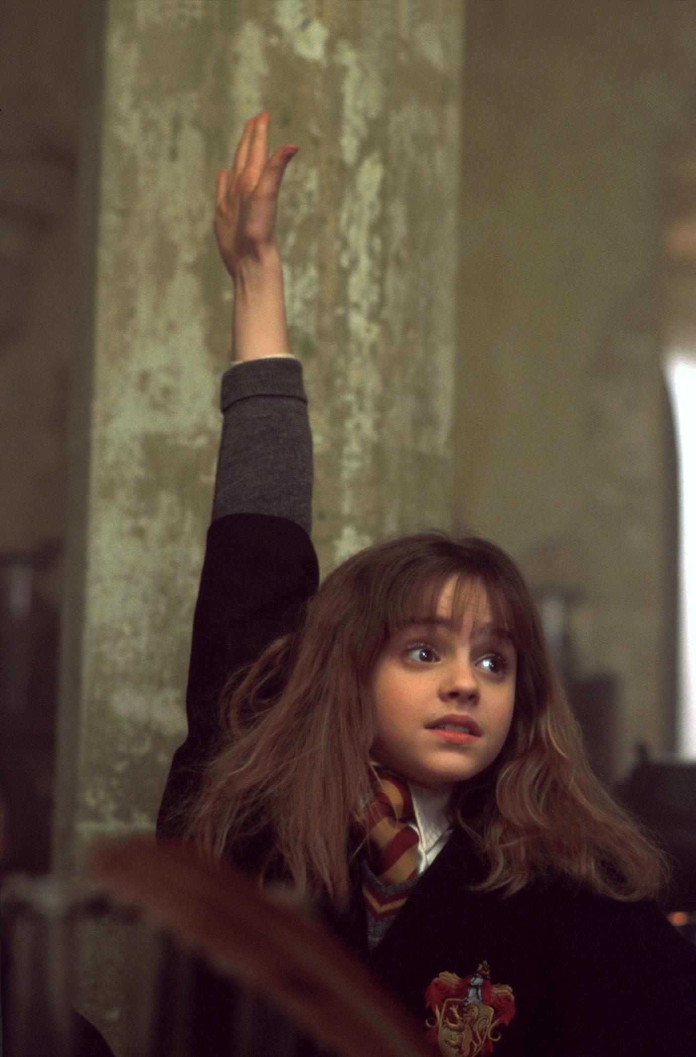 hermione-rasing-her-hand-harry-potter-movies-16644488-1383-2100.jpg