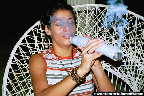 dwingdwang_massive_huge_joint_weed_chronic_marijuana_pot_hot_girl_smoking_smoke_cigarette_sexy_babe_burning_blazing.jpg