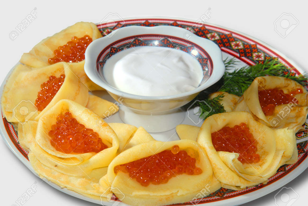 5592297-Panqueques-con-caviar-rojo-en-un-plato-con-el-ornamento-de-Ucrania--Foto-de-archivo.jpg