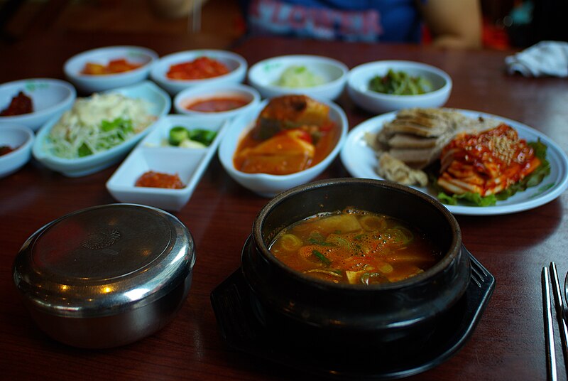 800px-Korean_cuisine-Doenjang_jjigae_and_banchan.jpg