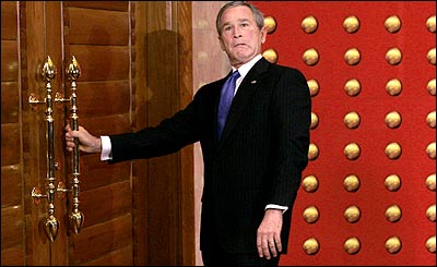 Bush-door-idiot.jpg